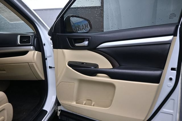 Used 2018 Toyota Highlander XLE FWD image 19