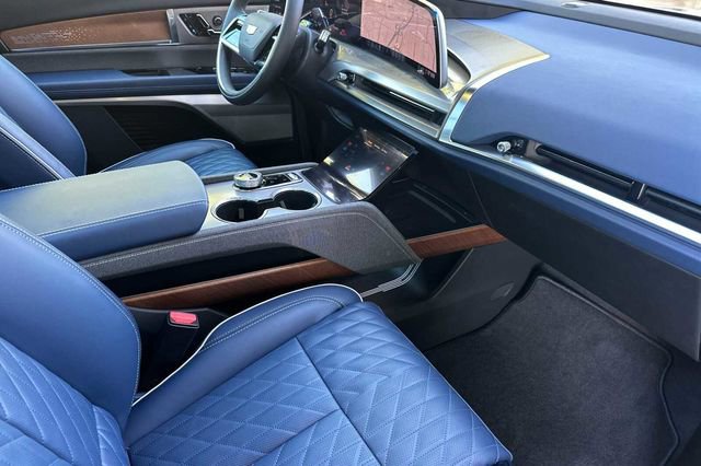 Used 2026 Cadillac Vistiq Premium Luxury w/ LPO, Floor Liner Package AWD/4WD image 17