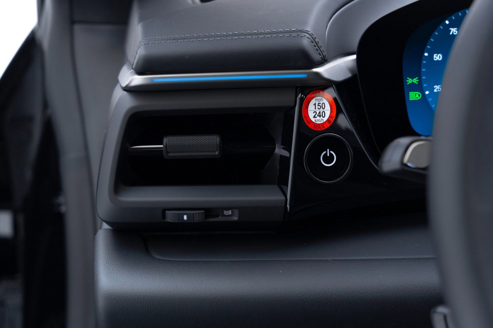 Certified 2025 Porsche Macan Electric image 28