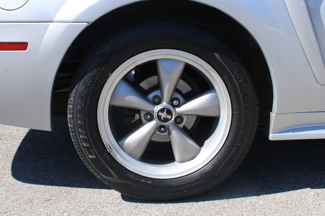 Used 2004 Ford Mustang Convertible RWD image 23
