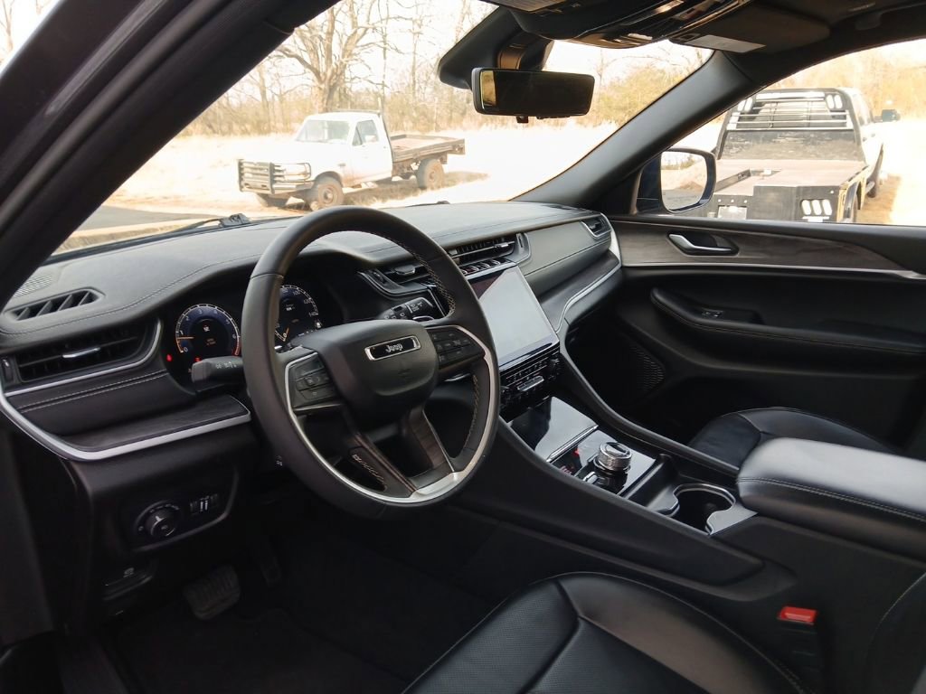 Used 2024 Jeep Grand Cherokee L Limited w/ Luxury Tech Group II image 32