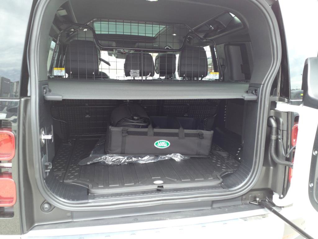 Used 2025 Land Rover Defender 110 S image 11