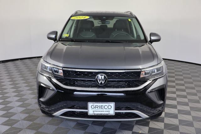 Used 2024 Volkswagen Taos SE w/ Panoramic Sunroof Package AWD/4WD image 3