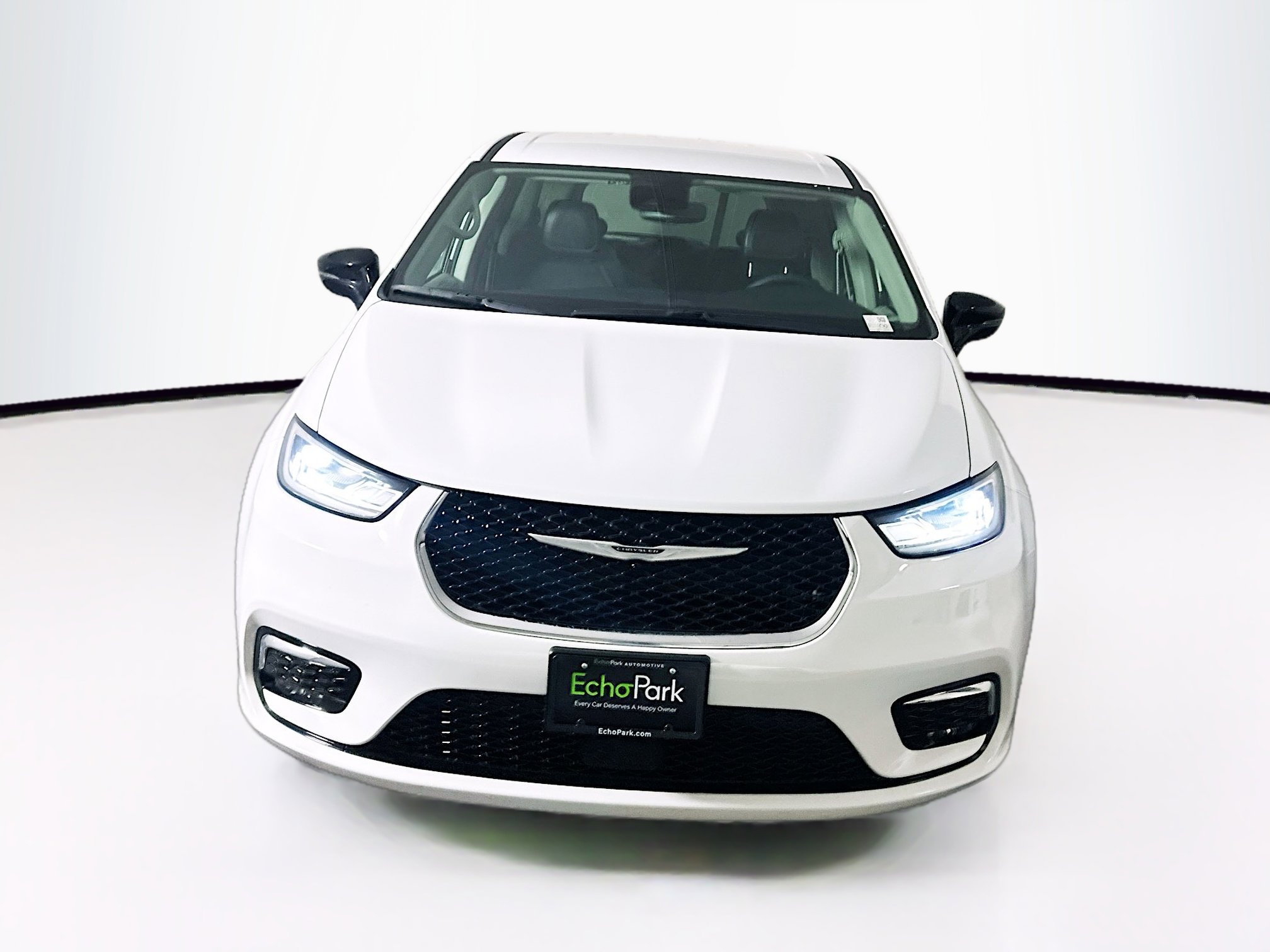 Used 2024 Chrysler Pacifica Touring-L image 2