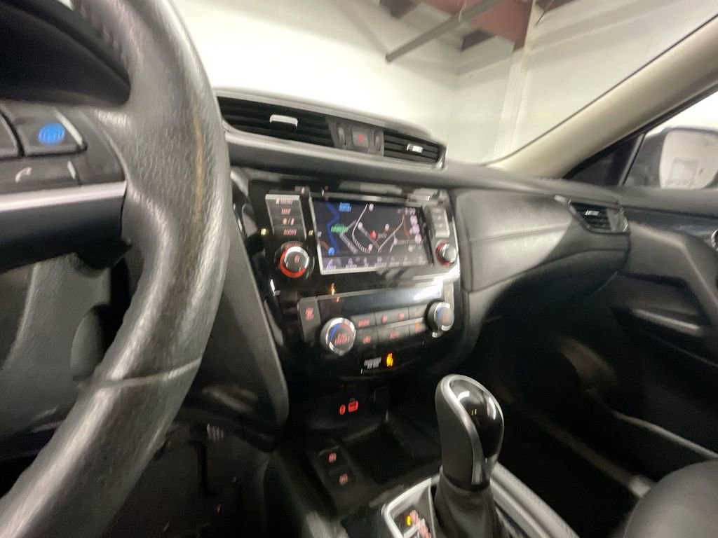 Used 2019 Nissan Rogue SL w/ Premium Package image 18