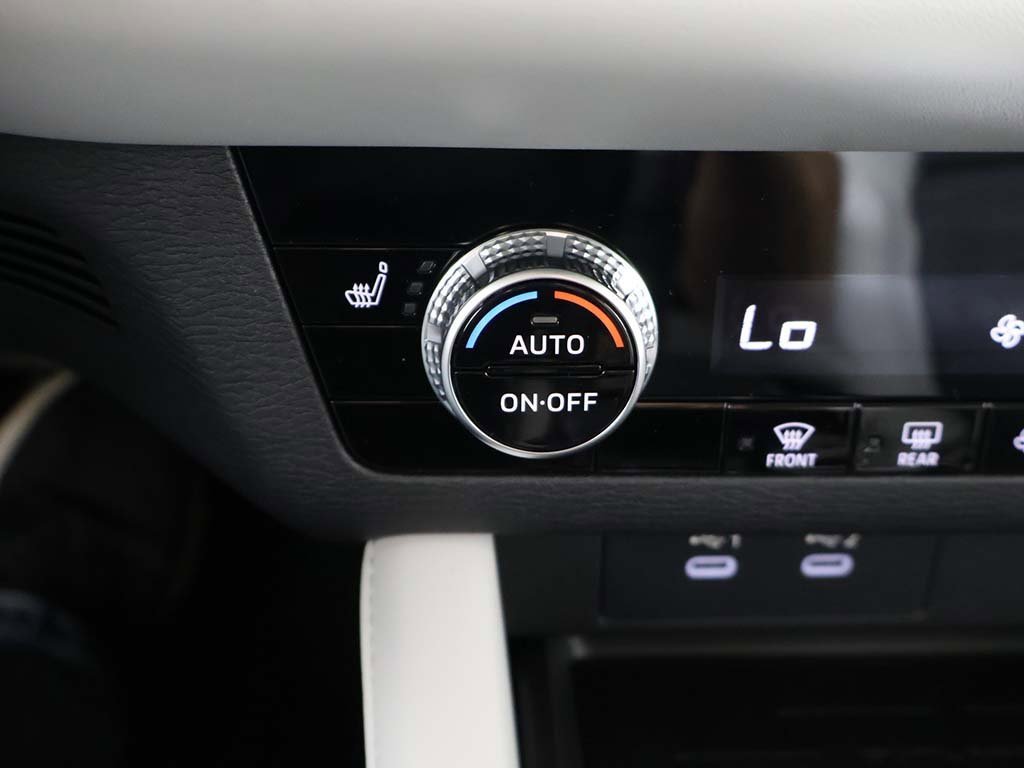 New 2025 Mitsubishi Outlander SE image 49