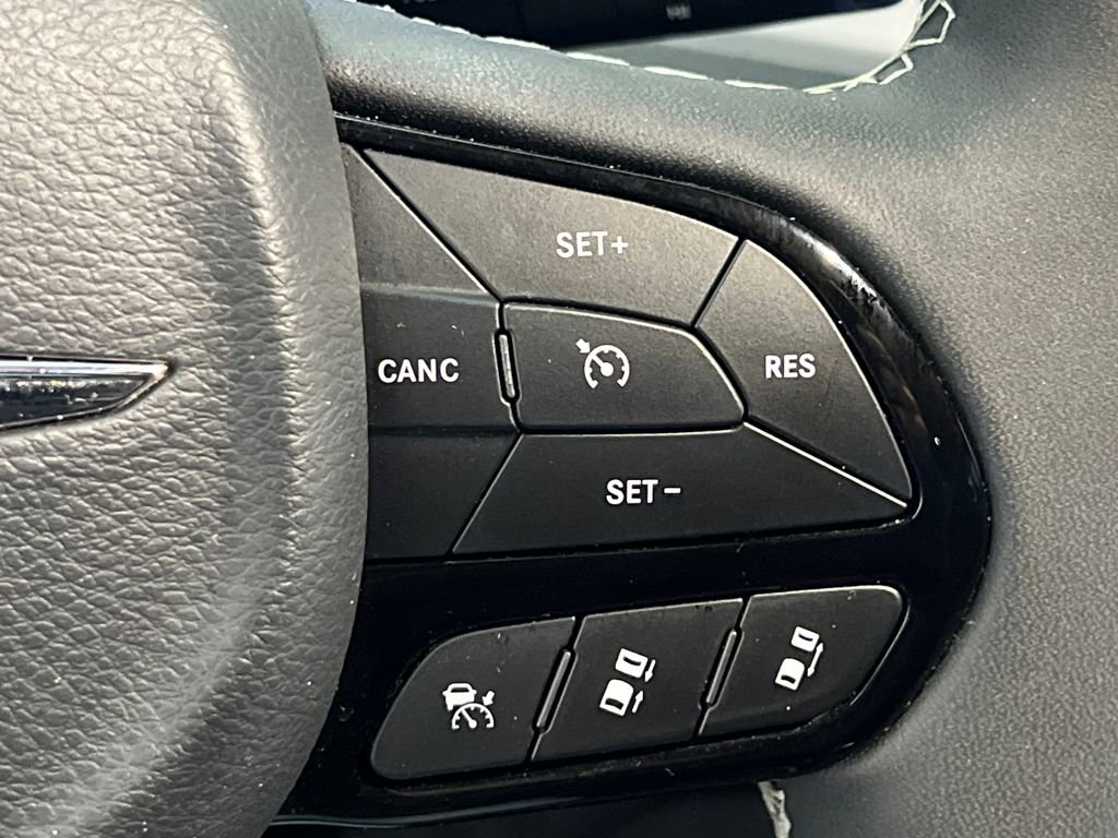 Used 2025 Chrysler Pacifica Limited image 58