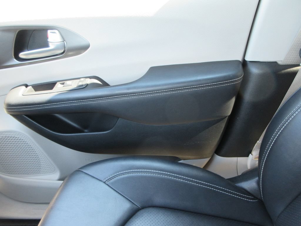 Used 2024 Chrysler Pacifica Touring-L FWD image 32