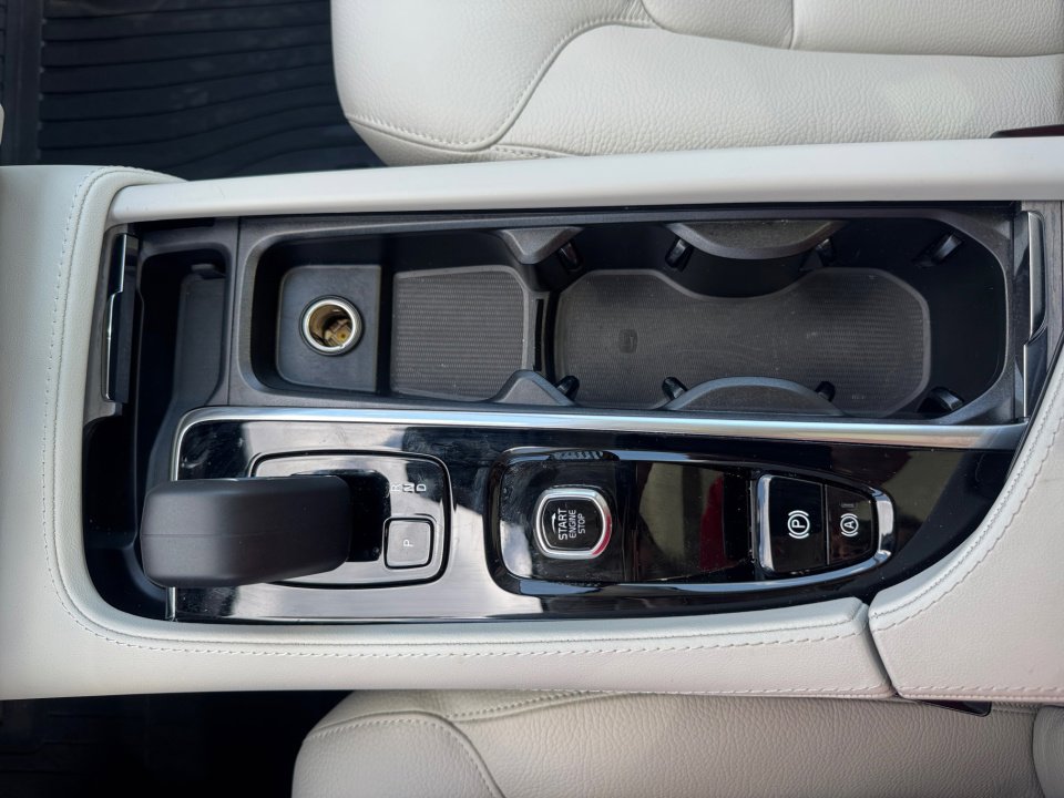 New 2025 Volvo XC90 T8 Plus w/ Protection Package Premier image 20