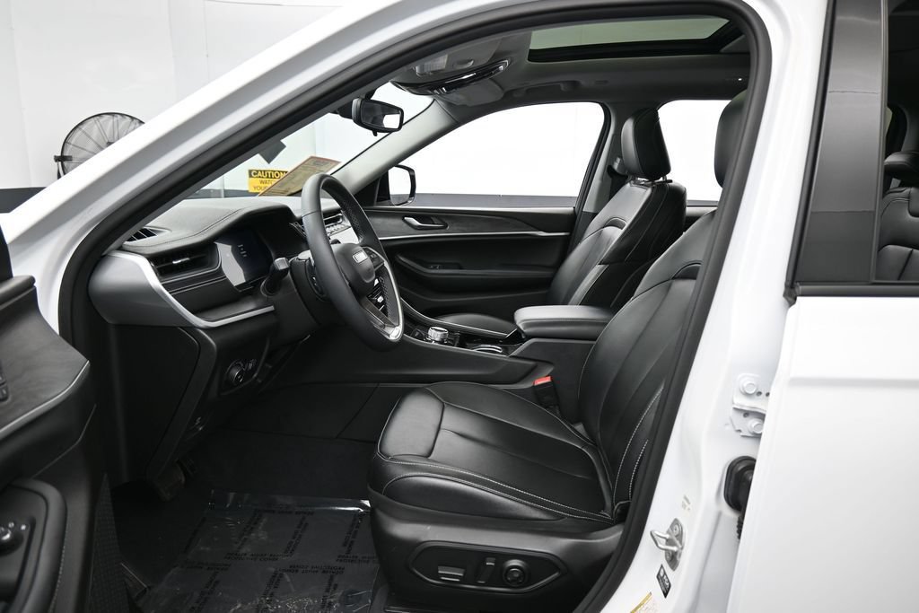 Used 2023 Jeep Grand Cherokee L Limited AWD/4WD image 12