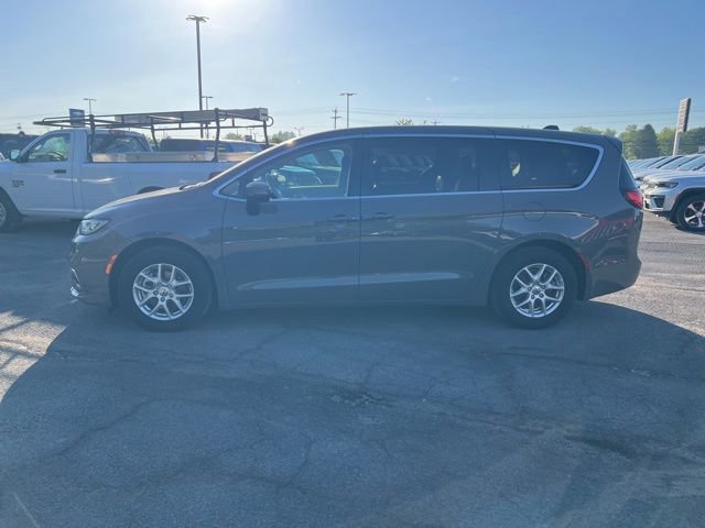 Used 2023 Chrysler Pacifica Touring-L FWD image 3
