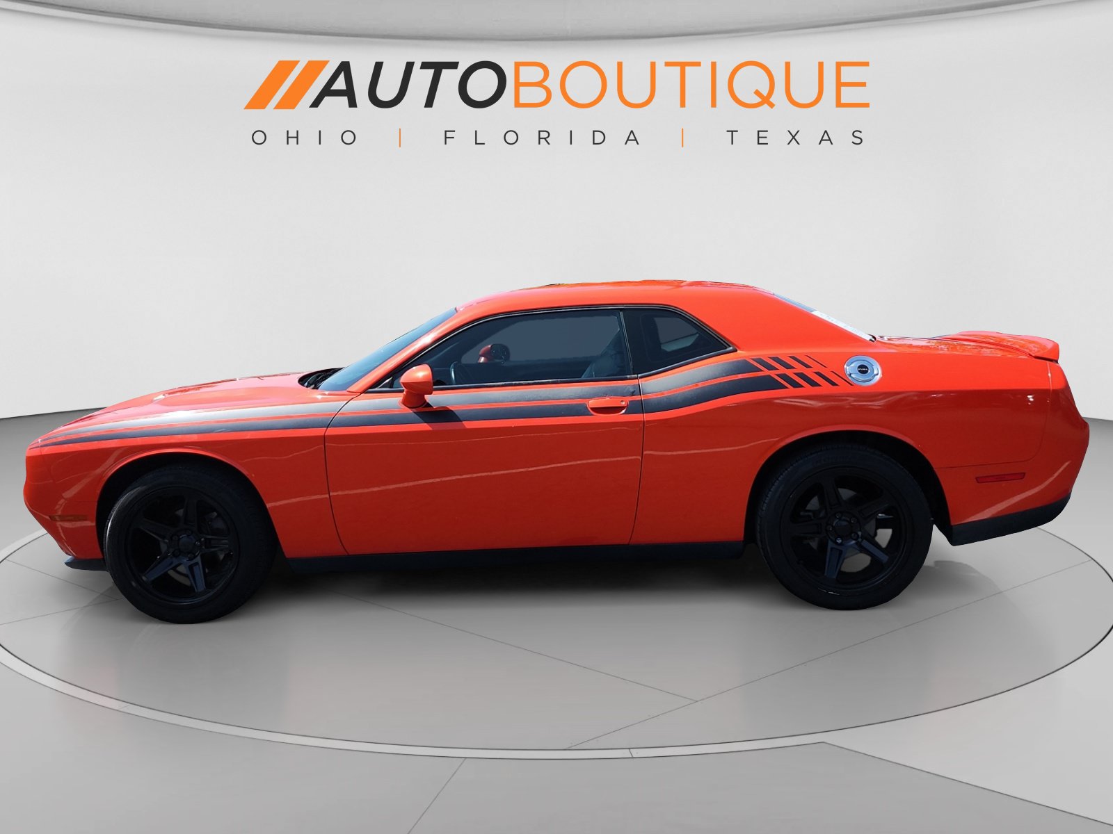 Used 2019 Dodge Challenger SXT RWD image 2
