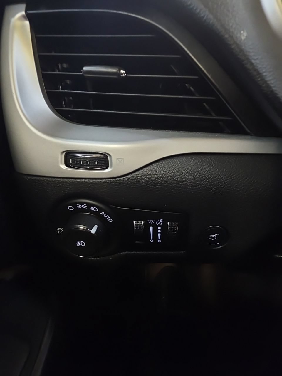 Used 2015 Jeep Cherokee Limited w/ Luxury Group AWD/4WD image 34