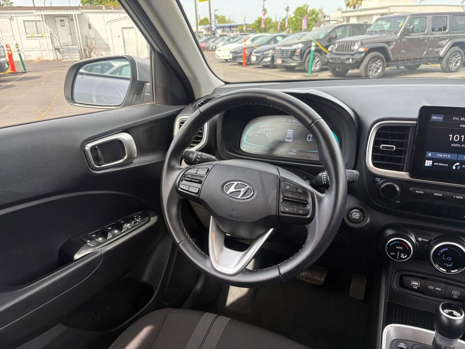 Used 2025 Hyundai Venue SEL image 34
