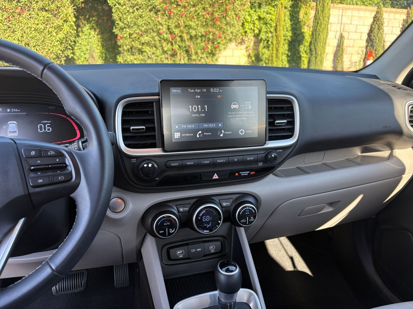 Used 2025 Hyundai Venue SEL image 17