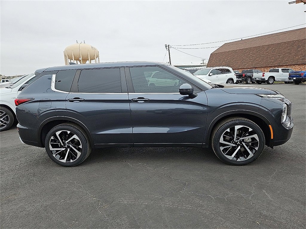 Used 2024 Mitsubishi Outlander SE image 9