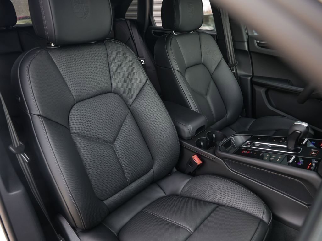 Certified 2025 Porsche Macan AWD/4WD image 32