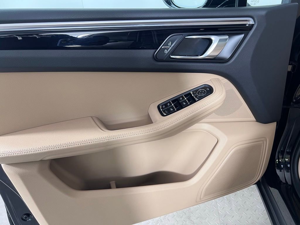 Certified 2023 Porsche Macan Turbo AWD/4WD image 29