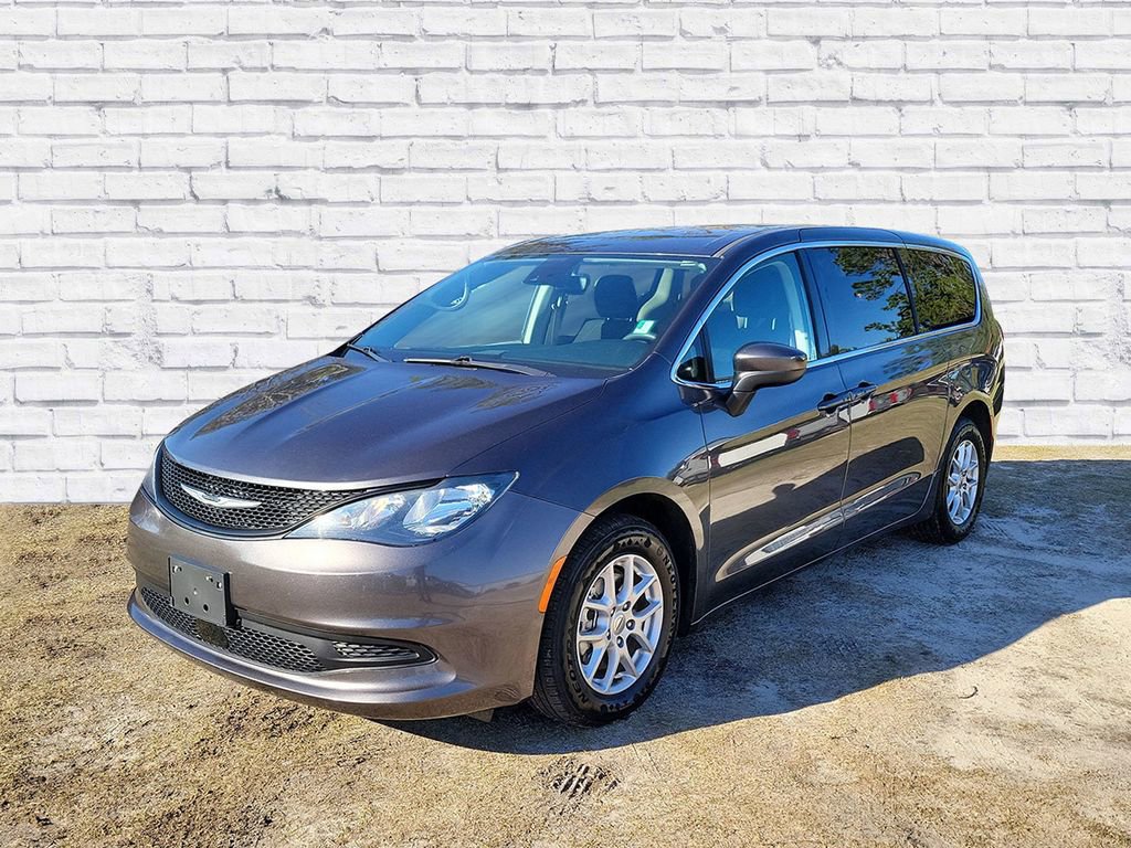 Used 2023 Chrysler Voyager LX image 5