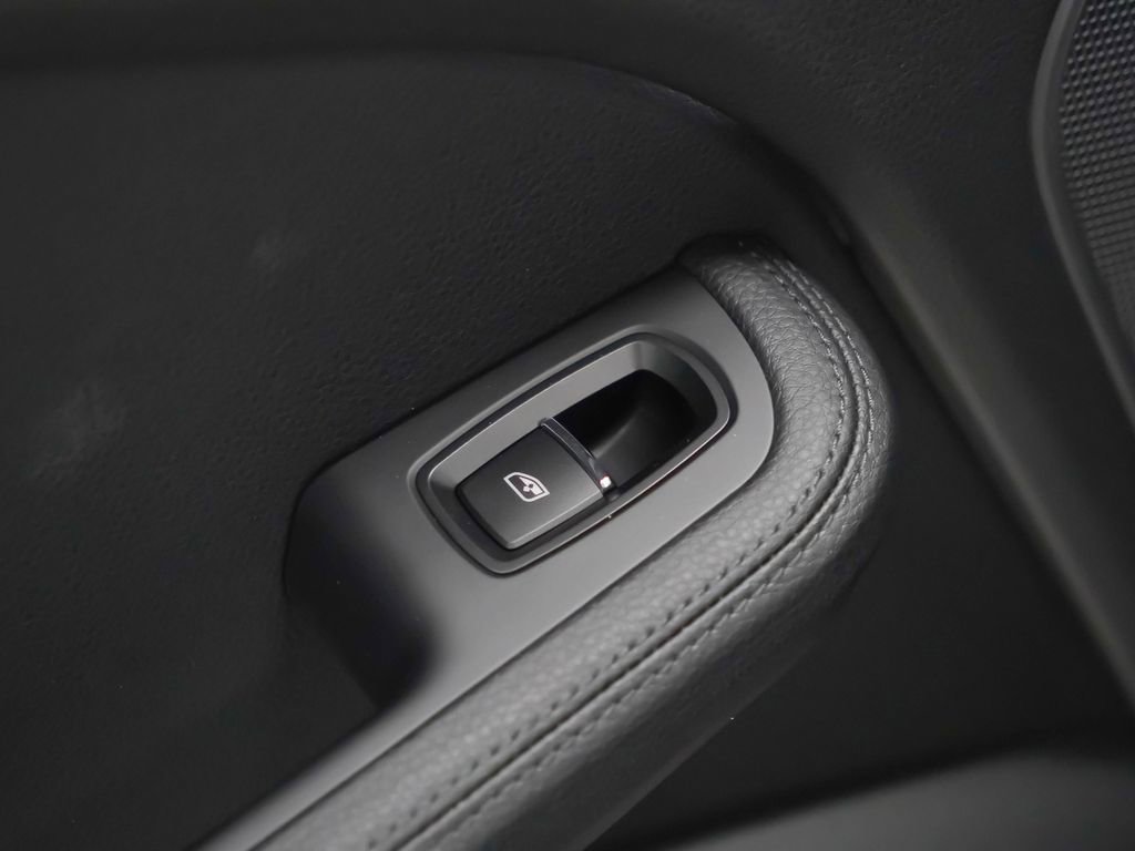 Certified 2026 Porsche Macan AWD/4WD image 16