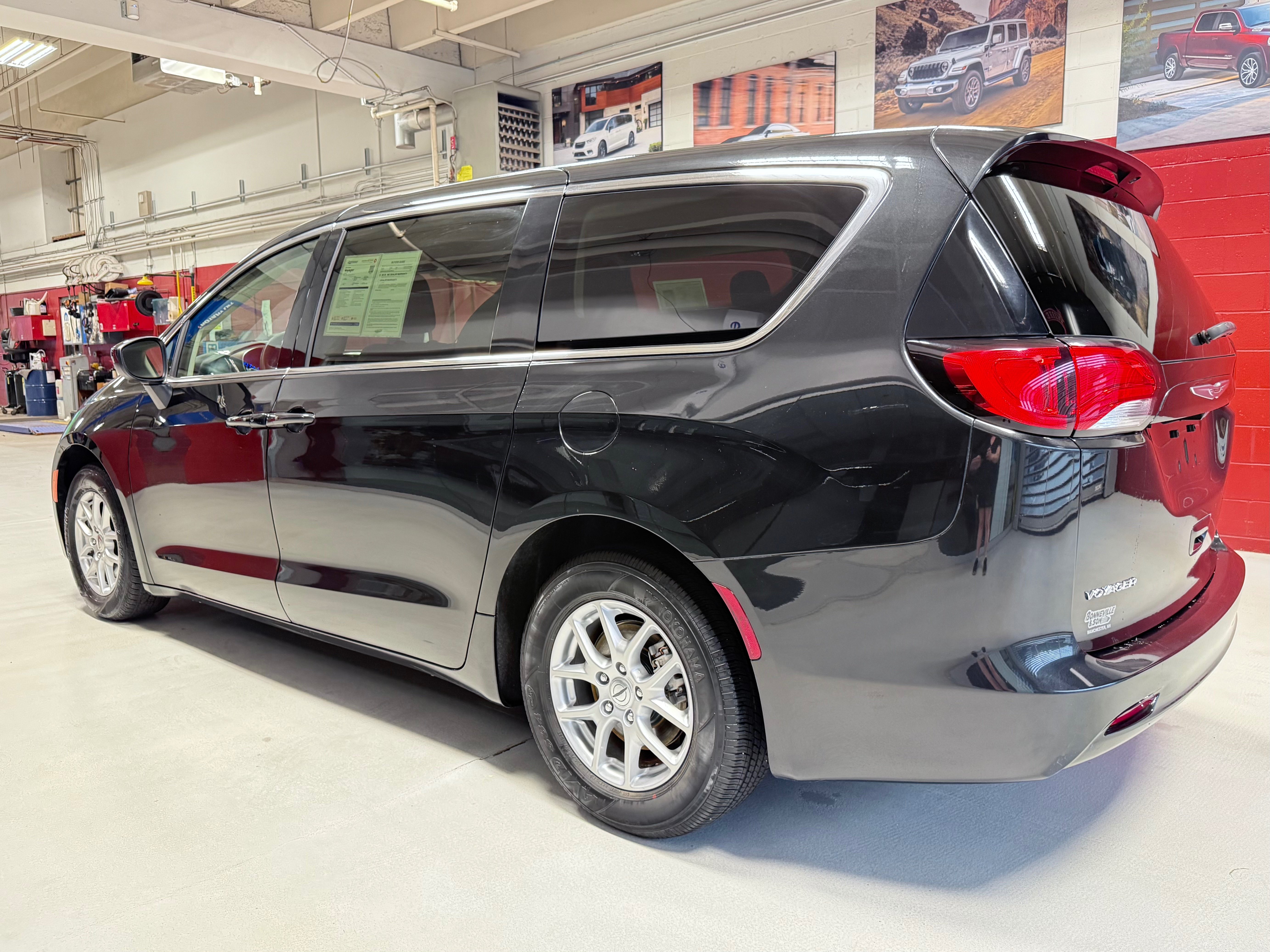 Used 2023 Chrysler Voyager LX FWD image 5