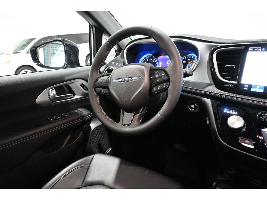 Used 2024 Chrysler Pacifica Touring-L w/ Uconnect Theater Family Group FWD image 24