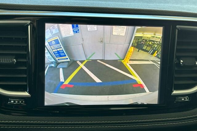 Certified 2025 Chrysler Pacifica Limited image 18