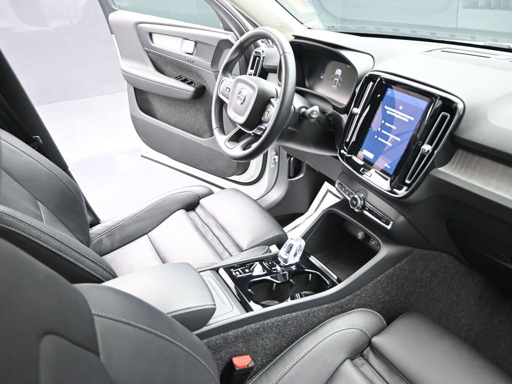 Used 2025 Volvo XC40 B5 Plus image 18