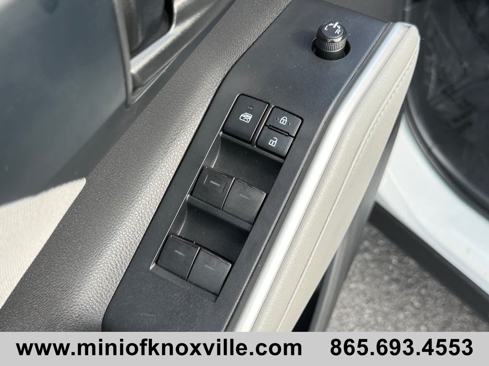 Used 2022 Toyota Highlander LE AWD/4WD image 16