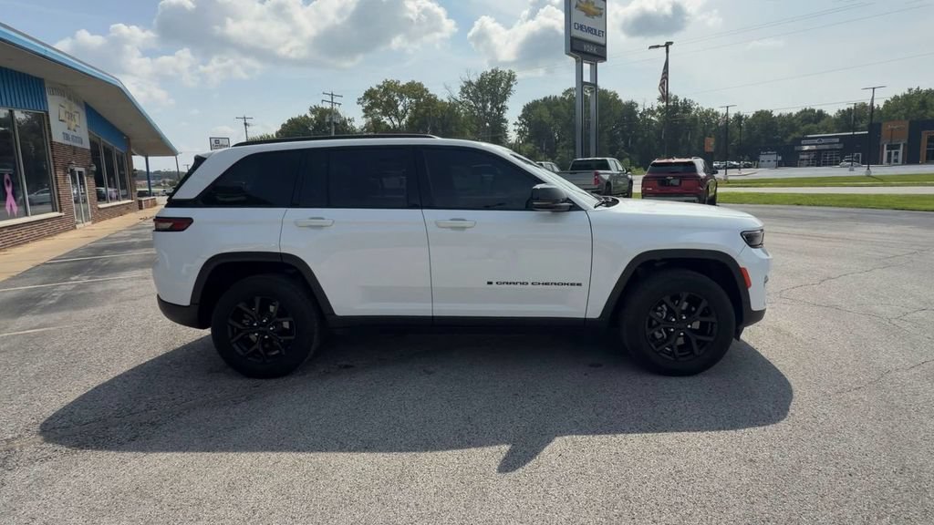 Used 2025 Jeep Grand Cherokee Altitude AWD/4WD image 9