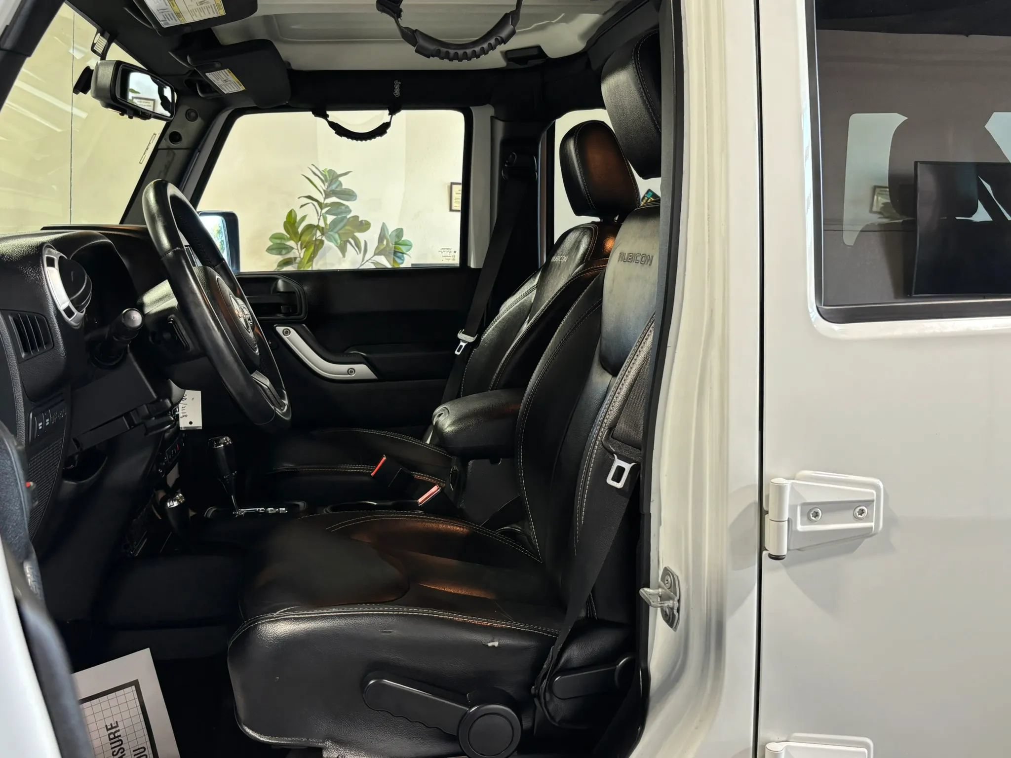 Used 2015 Jeep Wrangler Unlimited Rubicon w/ Connectivity Group AWD/4WD image 10