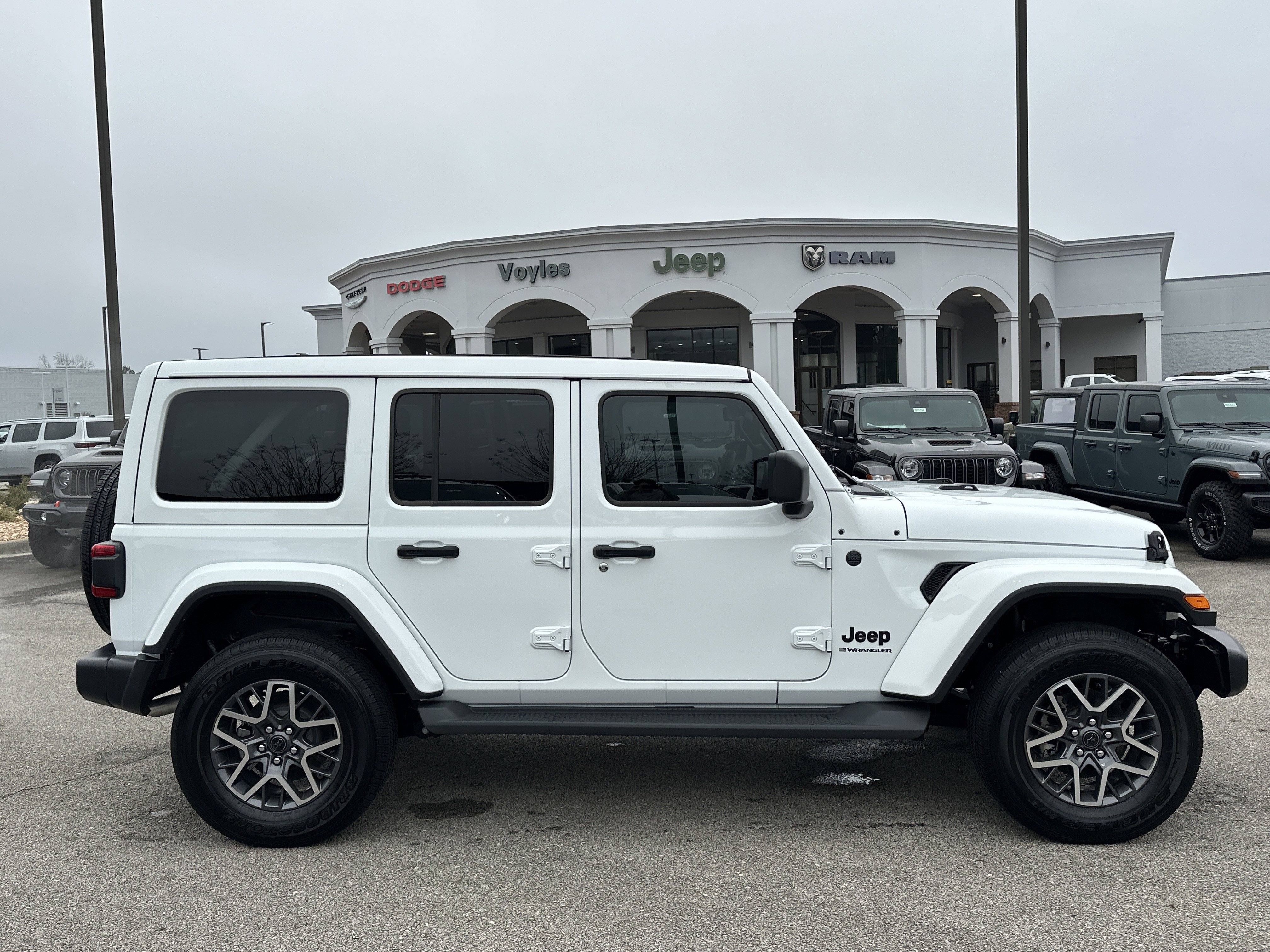 Used 2025 Jeep Wrangler Sahara image 8