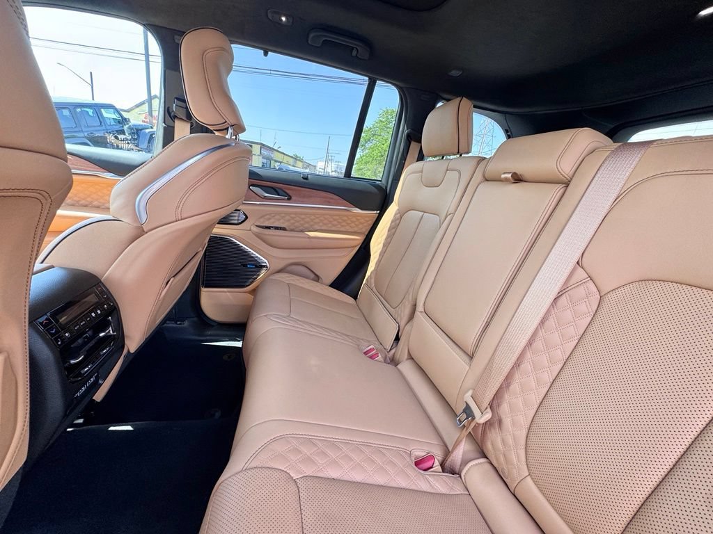 Used 2025 Jeep Grand Cherokee Summit AWD/4WD image 16