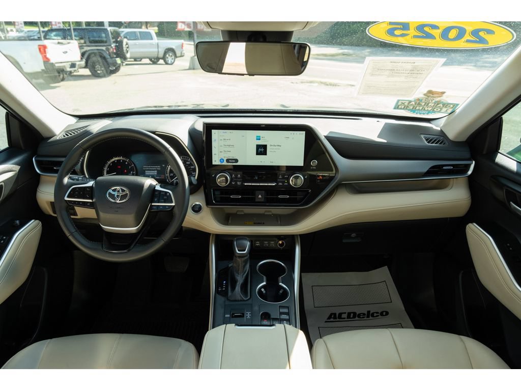 Used 2025 Toyota Highlander XLE FWD image 34