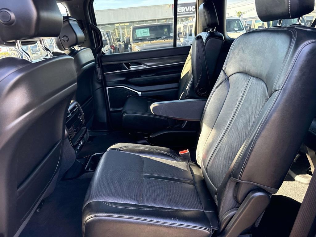 Used 2024 Jeep Wagoneer L Series II w/ Flexible Seating Group RWD image 9