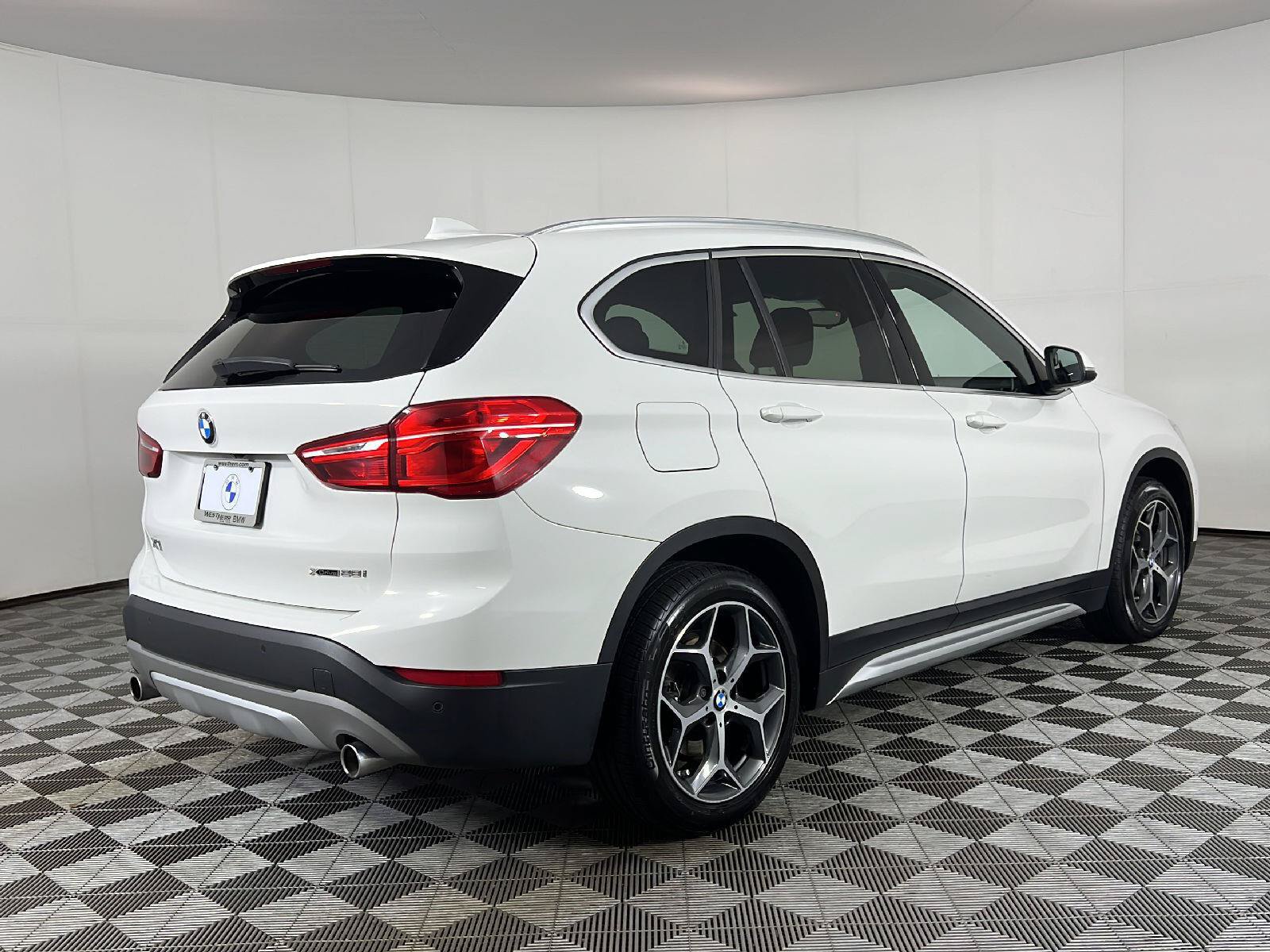 Used 2018 BMW X1 xDrive28i AWD/4WD image 5