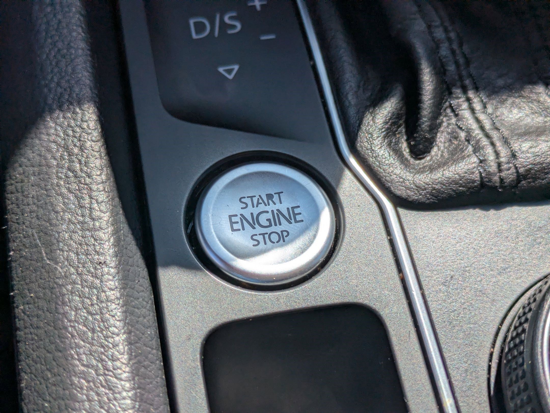 Used 2020 Volkswagen Atlas Cross Sport SE w/ Towing Package AWD/4WD image 21