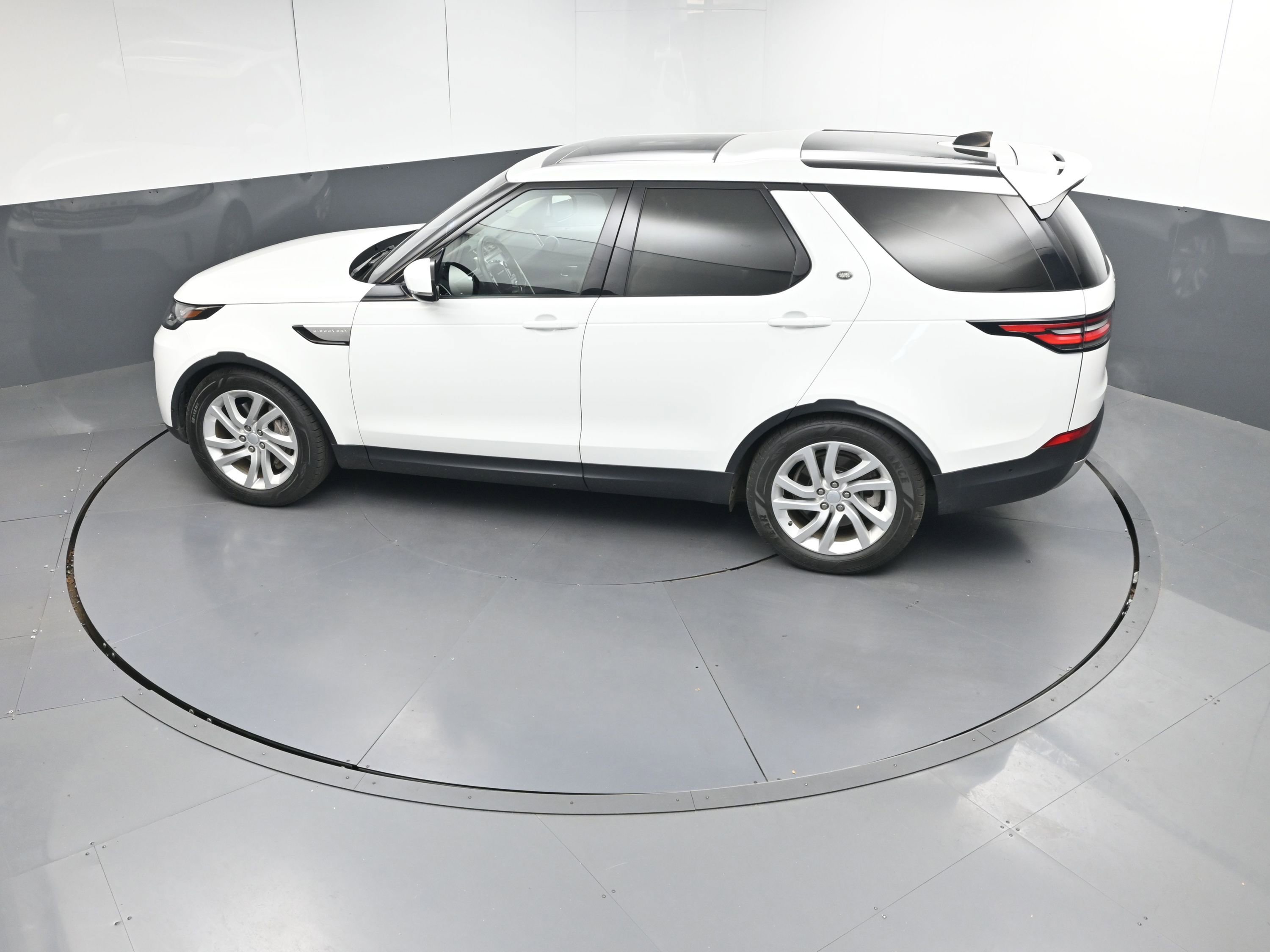 Used 2019 Land Rover Discovery HSE image 35