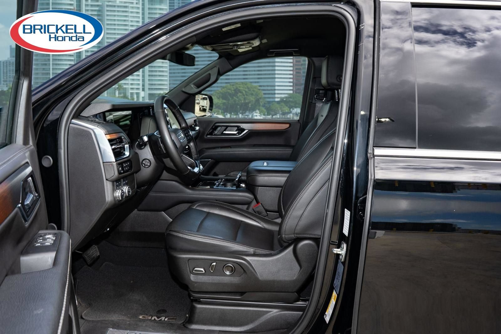 Used 2025 GMC Yukon Denali AWD/4WD image 17