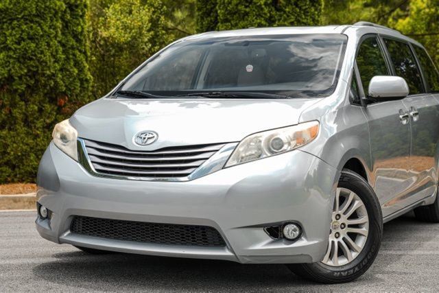 Used 2015 Toyota Sienna XLE w/ XLE Navigation Package FWD image 2