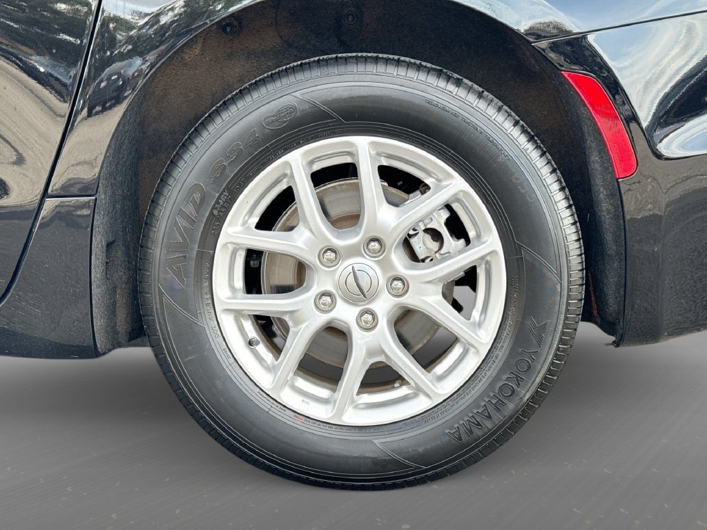 Used 2024 Chrysler Pacifica Touring FWD image 31