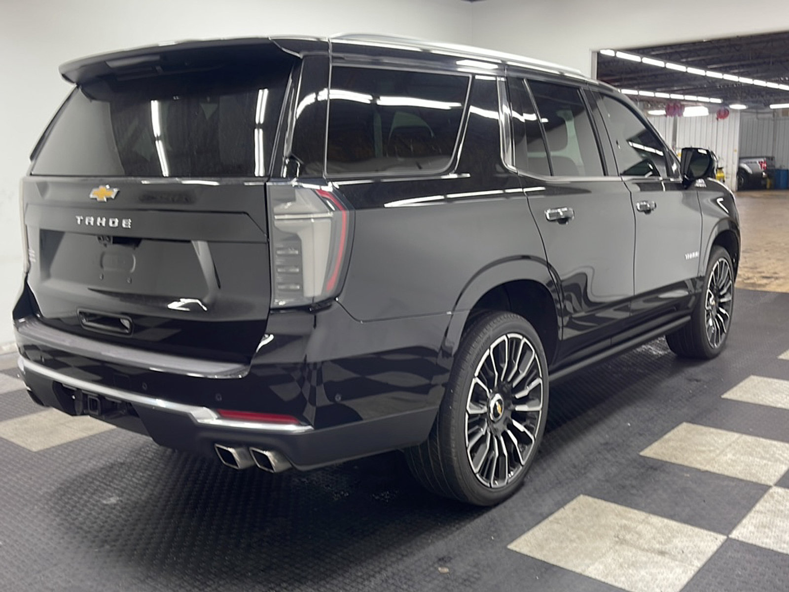 Used 2025 Chevrolet Tahoe High Country AWD/4WD image 18