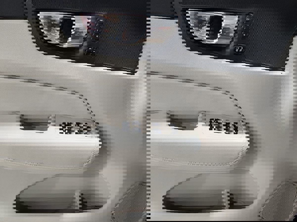 Used 2023 Volvo XC60 T8 Plus w/ Protection Package Premier image 42