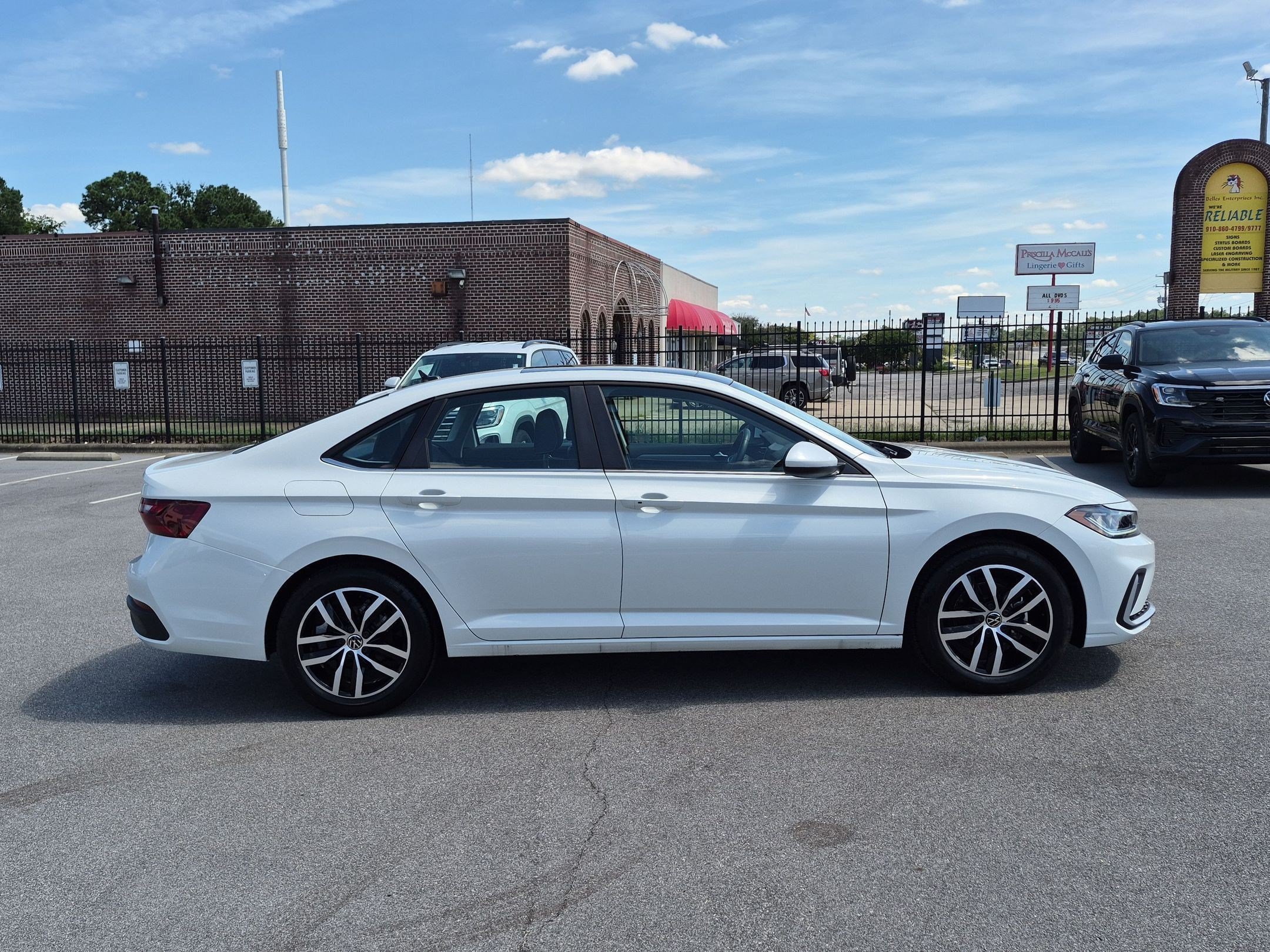 Used 2026 Volkswagen Jetta SE FWD image 2