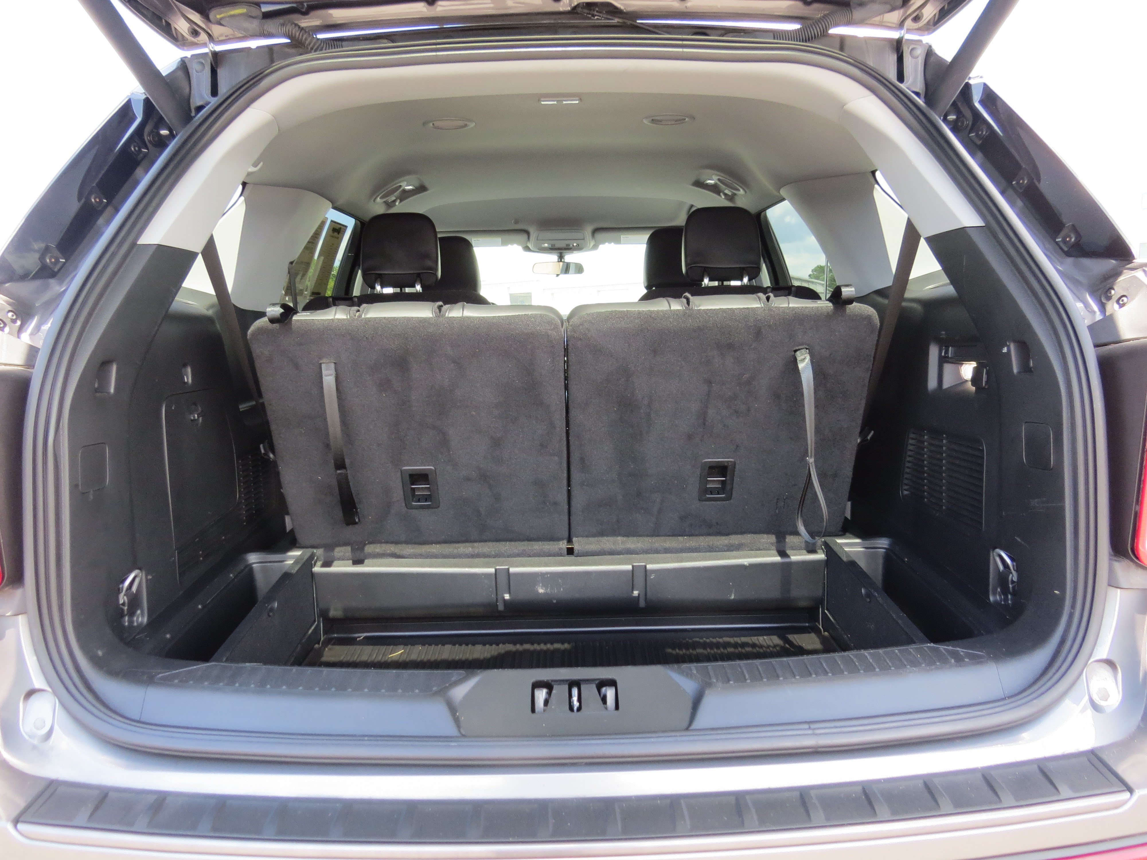 Used 2024 Ford Explorer XLT w/ Equipment Group 202A RWD image 11