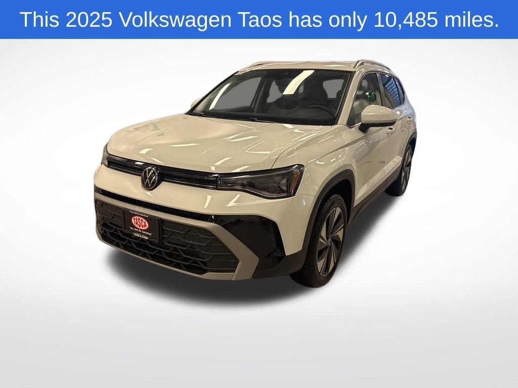 Used 2025 Volkswagen Taos SE image 1
