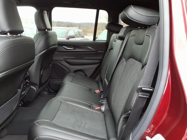 New 2025 Jeep Grand Cherokee Altitude image 10