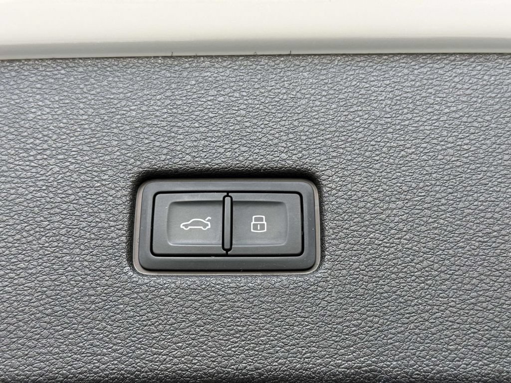 Used 2021 Audi Q8 Prestige AWD/4WD image 18