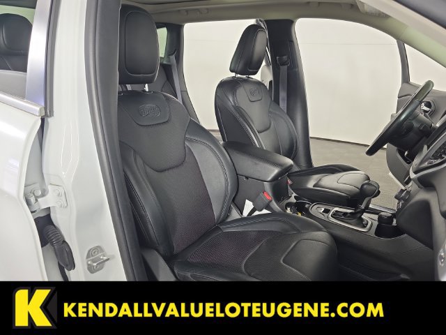 Used 2017 Jeep Cherokee Overland w/ Technology Group AWD/4WD image 31