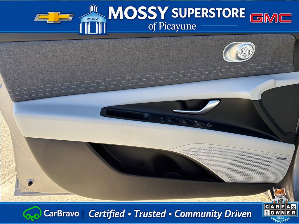 Used 2023 Hyundai Elantra Limited w/ Preferred Accessory Package FWD image 13